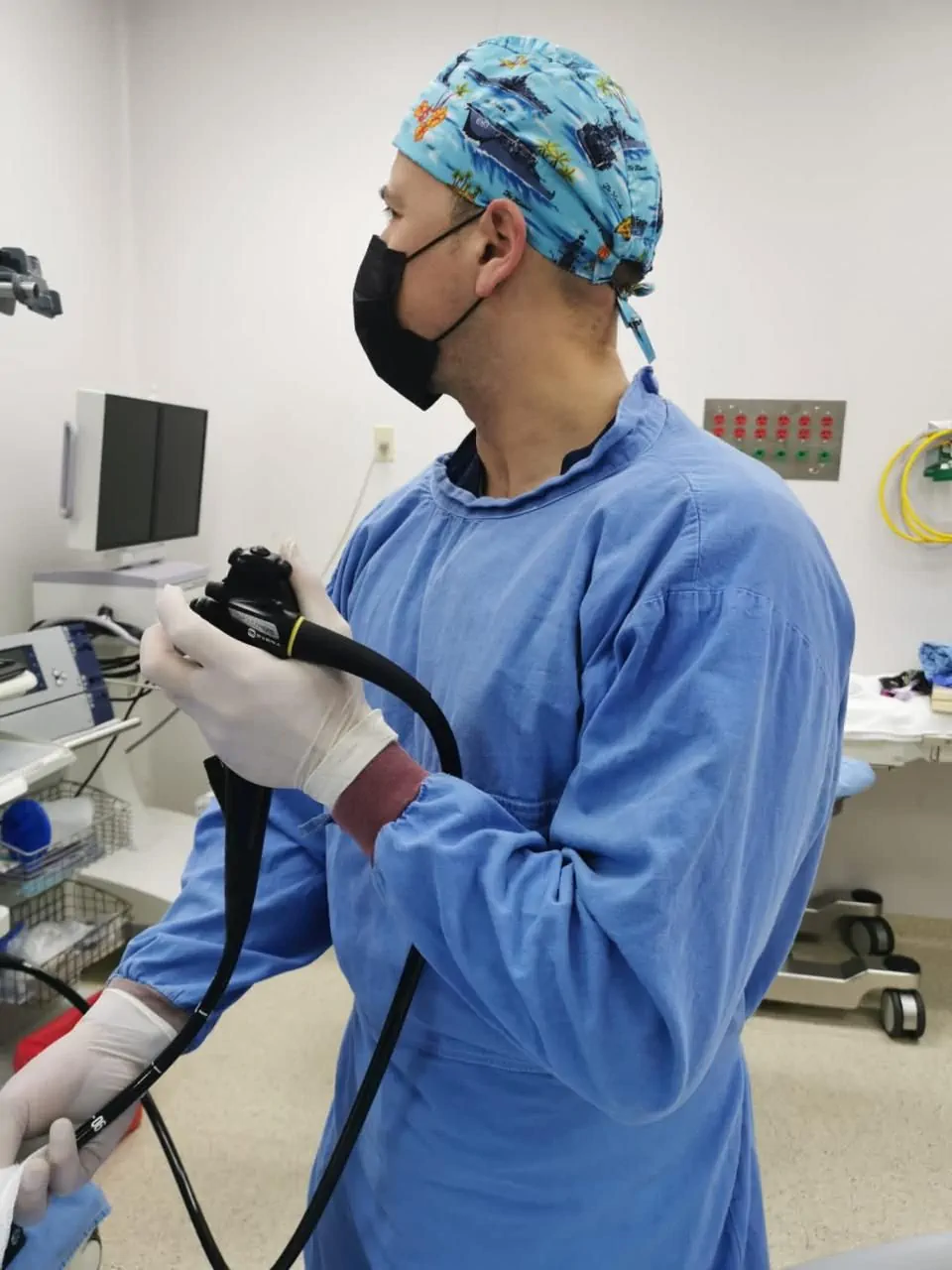 Dr. Rafael Bernal realizando procedimiento de endoscopia con tecnología avanzada